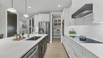 Een magnetron, een oven, een kookplaat, een vaatwasser