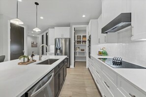 Micro-ondes, four, plaque de cuisson, lave-vaisselle