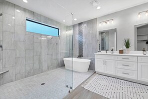 Shower, hair dryer, towels, soap - Arcade Game Room / Hot Tub & EV Charger / Pecan Valley Resort / 3BR / Waterpark (Hurricane)