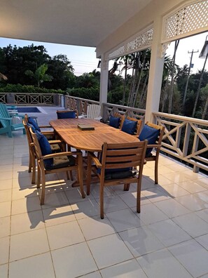 Outdoor dining - Four bed / 3 bath villa in Holetown, Sleeps 8 adults +babies - 30ft private pool (Sunset Crest, Holetown)
