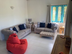 TV - Four bed / 3 bath villa in Holetown, Sleeps 8 adults +babies - 30ft private pool (Sunset Crest, Holetown)
