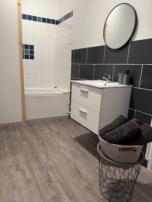 مجففات شعر، مناشف، صابون، ورق حمّام