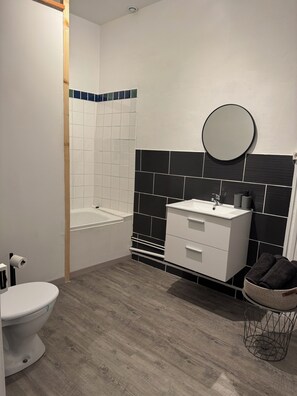 Haartrockner, Handtücher, Seife, Toilettenpapier
