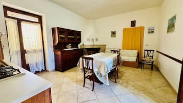 Appartamento | Area soggiorno | TV a schermo piatto 22 pollici con canali via cavo