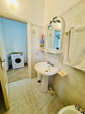 Apartment | Bathroom