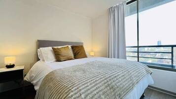 2 bedrooms, desk, iron/ironing board, WiFi