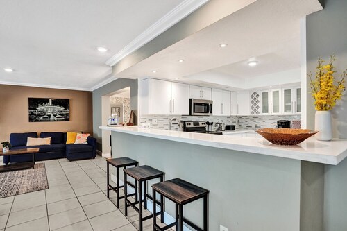 Spacious Villa with Heated Pool, Trampoline, BBQ, Tennis, Air Hockey