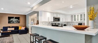 Spacious Villa with Heated Pool, Trampoline, BBQ, Tennis, Air Hockey