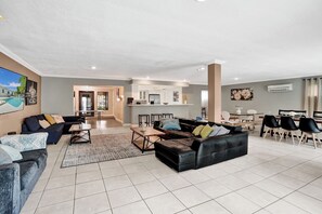 Smart-TV, Tischtennisplatte, Bücher