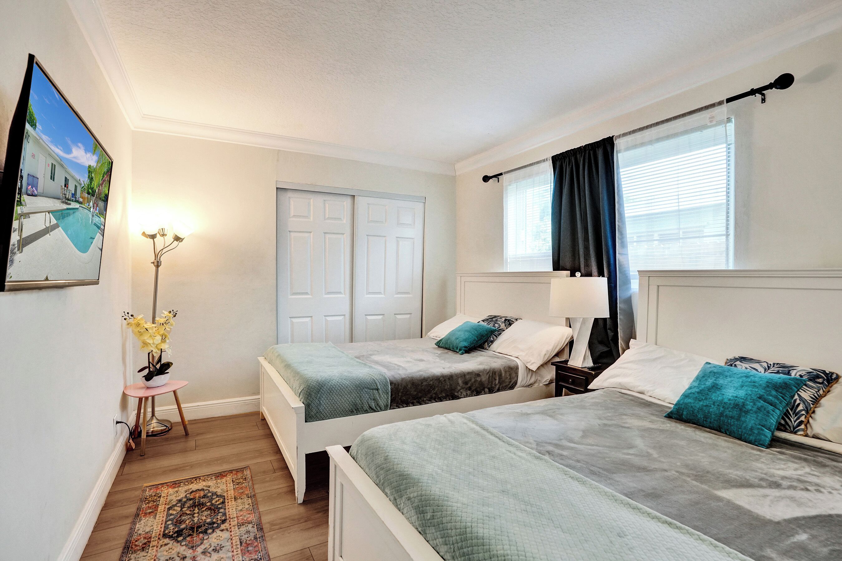 4 habitaciones, escritorio y tabla de planchar con plancha 