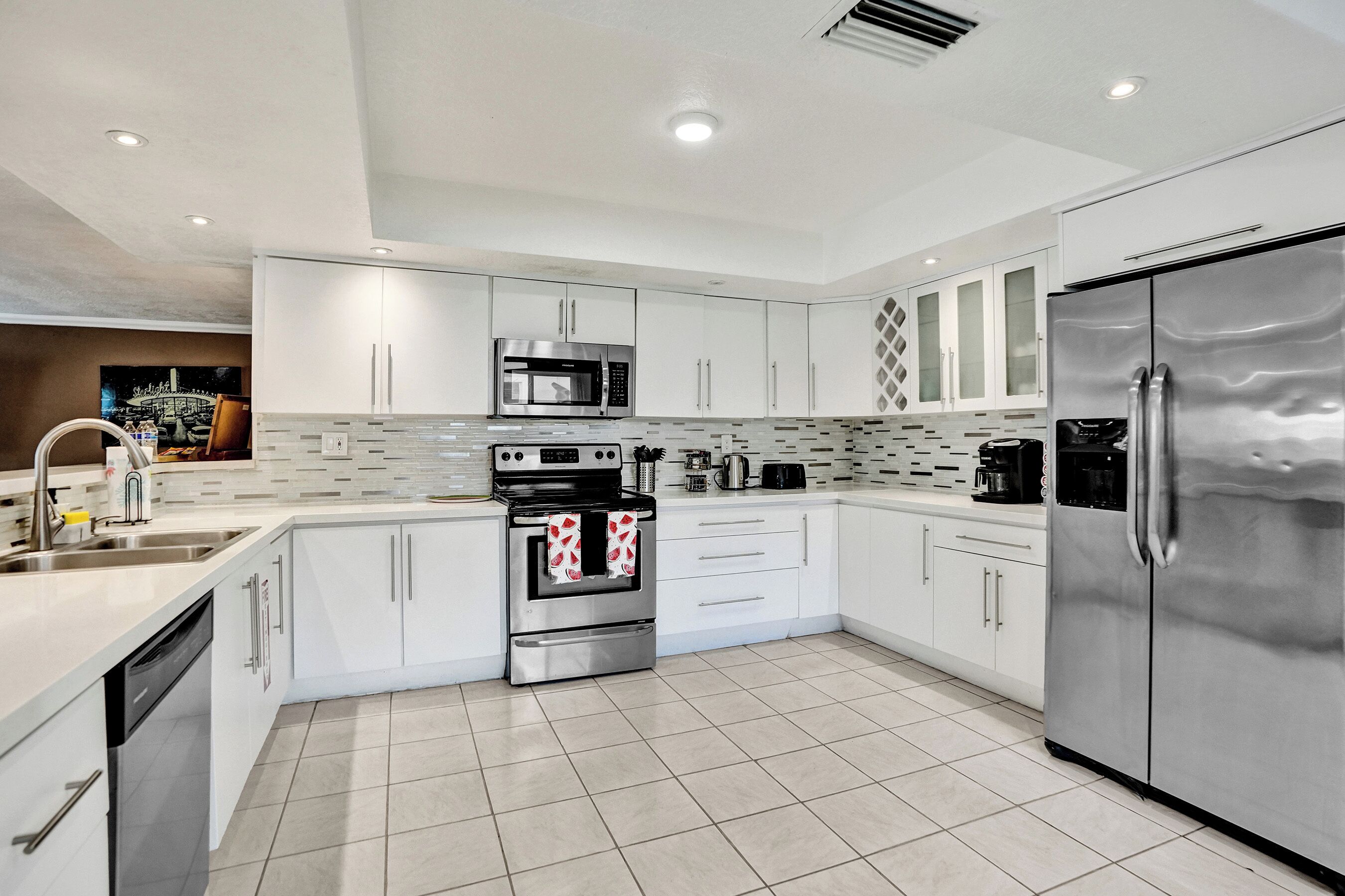 Refrigerador, microondas, horno y parrilla de estufa 