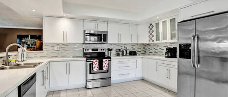 Frigorífico, microondas, horno y placa de cocina