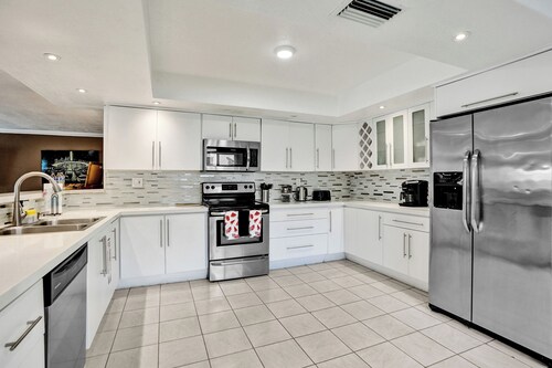 Spacious Villa with Heated Pool, Trampoline, BBQ, Tennis, Air Hockey