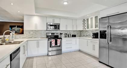 Spacious Villa with Heated Pool, Trampoline, BBQ, Tennis, Air Hockey