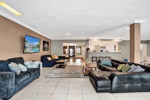 Smart-TV, Tischtennisplatte, Bücher