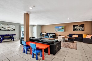 Smart-TV, Tischtennisplatte, Bücher