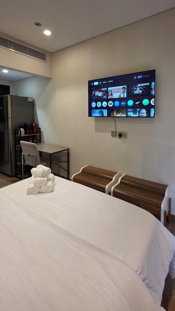 1 bedroom, iron/ironing board, WiFi, bed sheets - Cozy Ensuite Room with Private Entrance & Pool Access in Damac Hills 1 (Dubai)