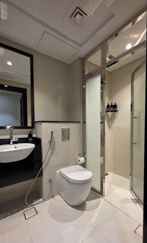 Shower, hair dryer, bidet, towels - Cozy Ensuite Room with Private Entrance & Pool Access in Damac Hills 1 (Dubai)