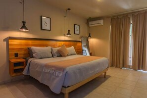 Espacio para trabajar con laptop y cortinas blackout