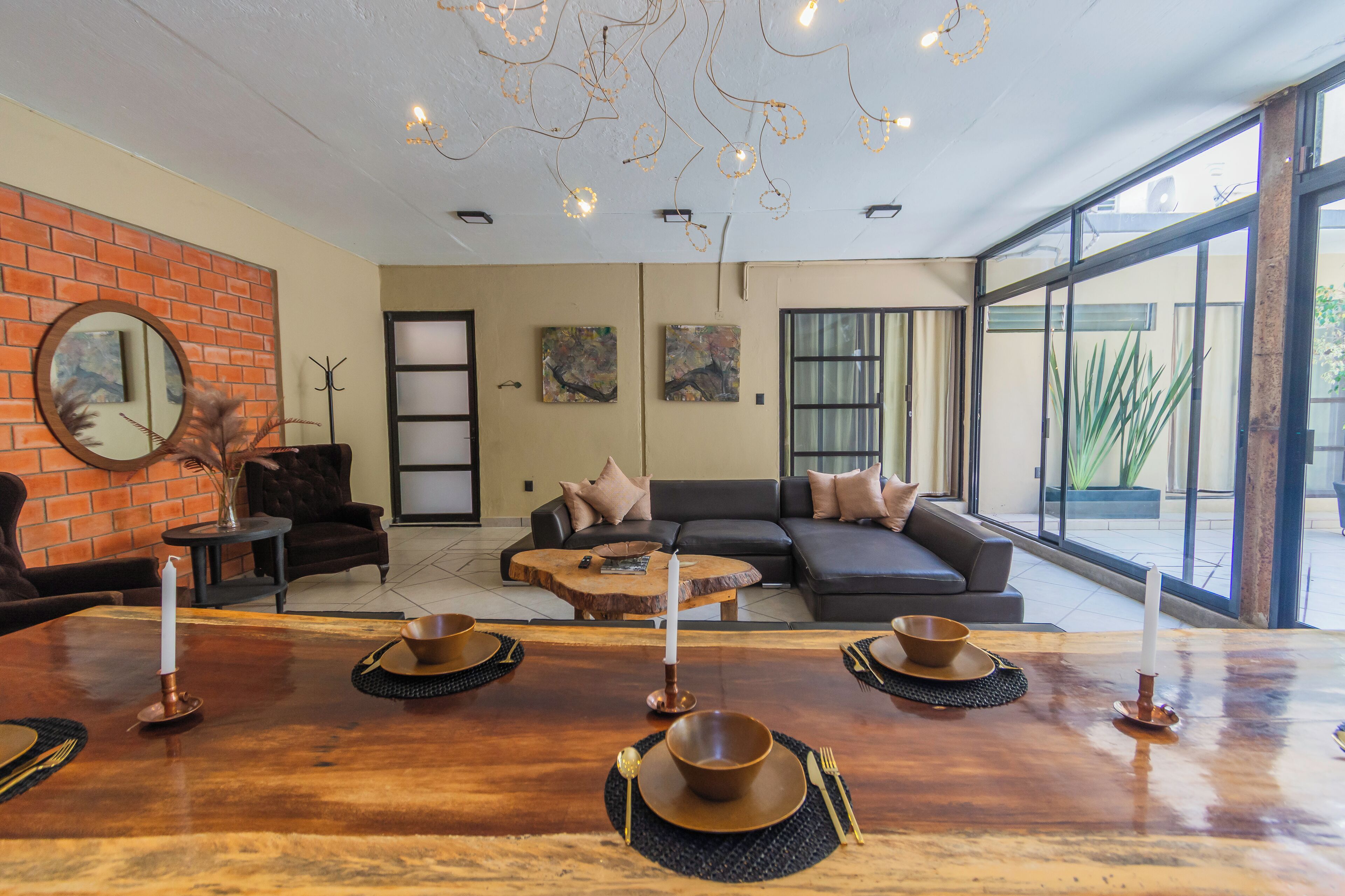 Casa de diseñador, patio | Área de sala de estar | Smart TV de 45 pulgadas con canales digitales 