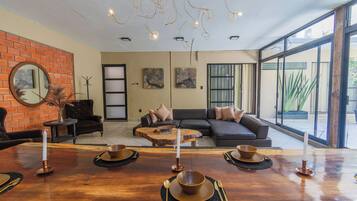 Casa de diseñador, patio | Área de sala de estar | Smart TV de 45 pulgadas con canales digitales