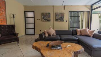 Rumah Desain, patio | Area keluarga | Smart TV 45-inci dengan saluran TV digital