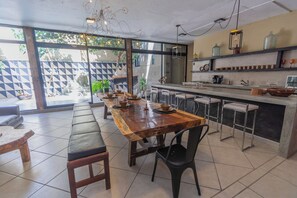 Casa de diseño, patio | Cocina privada | Frigorífico, microondas, horno y placa de cocina