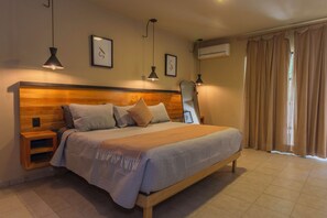 Casa de diseño, patio | Espacio para trabajar con un portátil y cortinas opacas