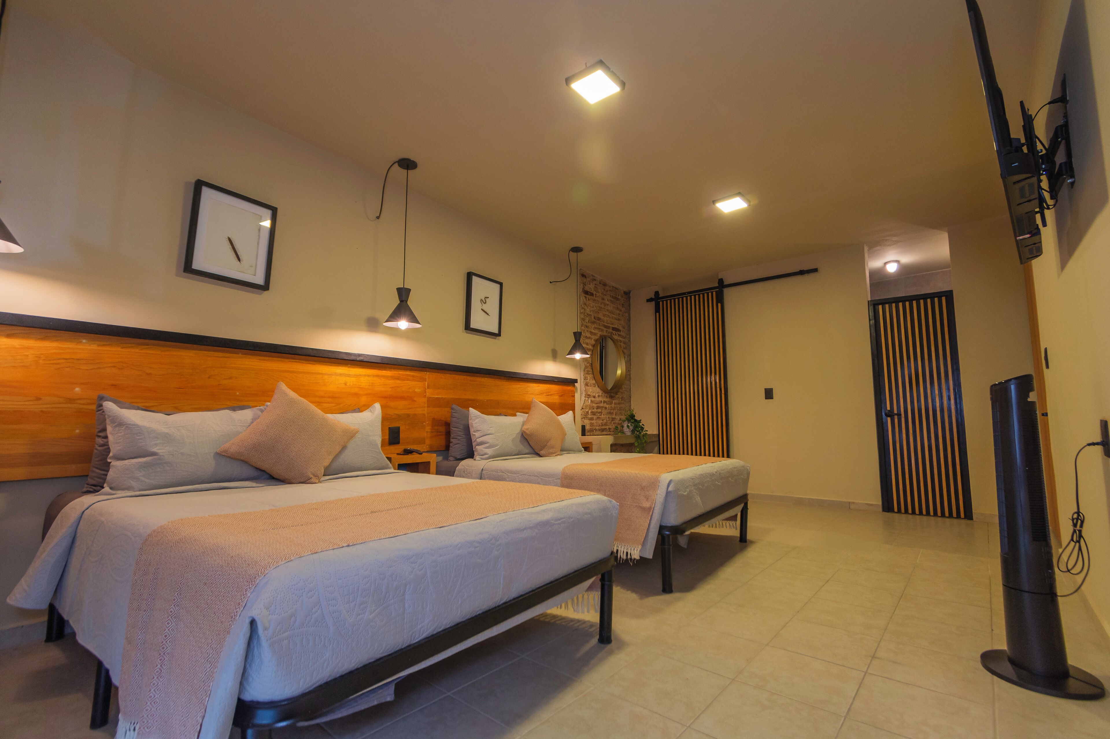 Casa de diseñador, patio | Espacio para trabajar con laptop y cortinas blackout 