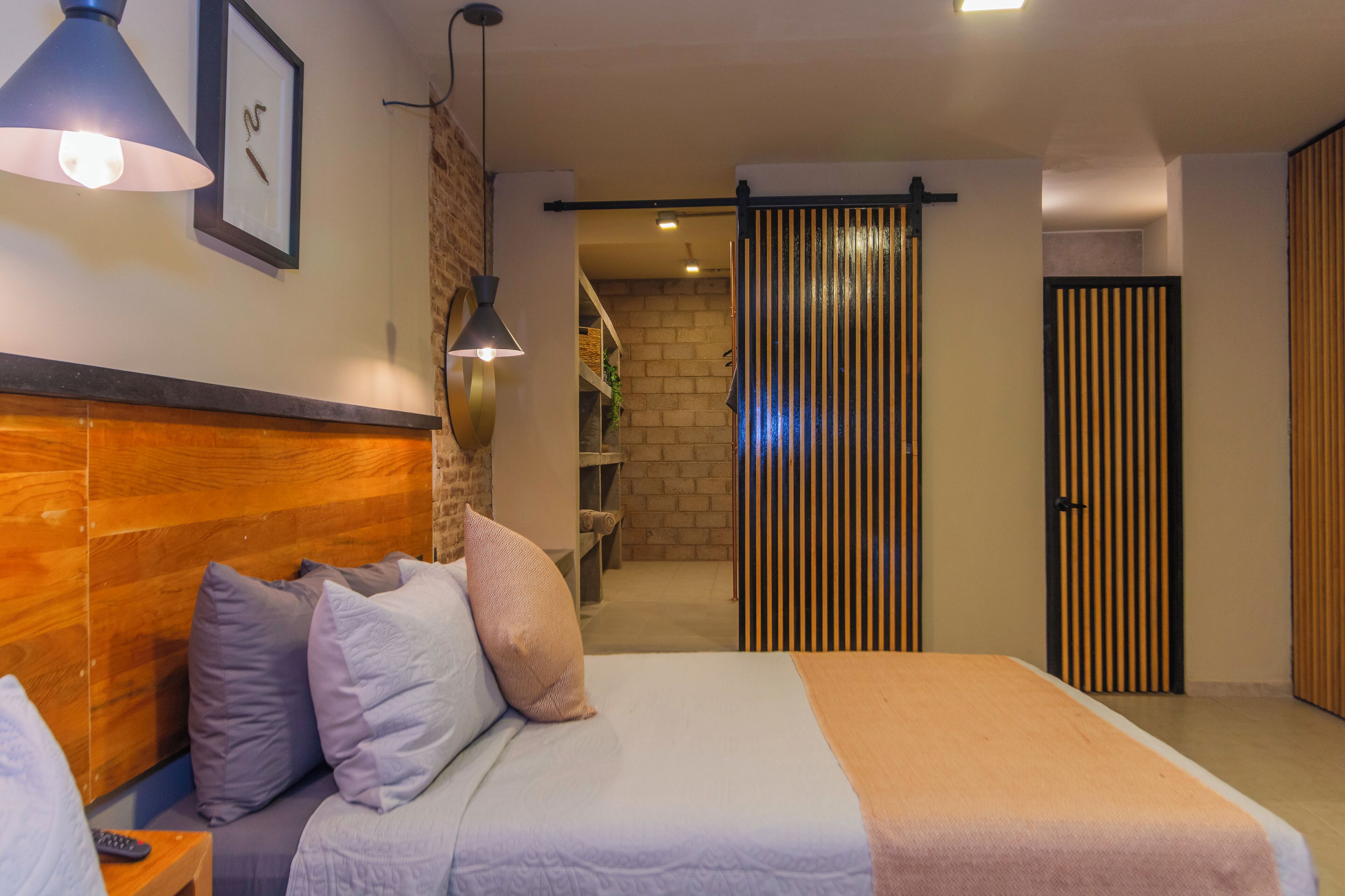 Espacio para trabajar con laptop y cortinas blackout 