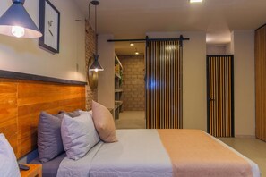 Espacio para trabajar con laptop y cortinas blackout