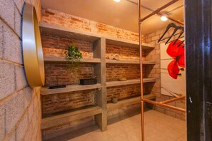Espacio para trabajar con laptop y cortinas blackout