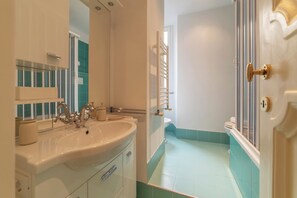 Douche, séchoir à cheveux, bidet, serviettes fournies