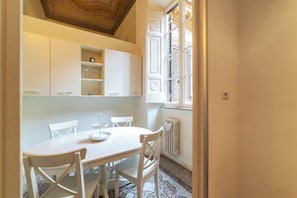 Dining - Fontanella Borghese 35 - FromHometoRome (Roma)