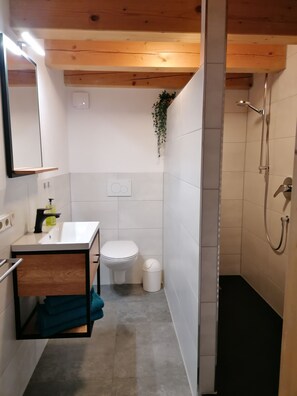 Secadora de cabello, toallas, jabón, papel de baño 