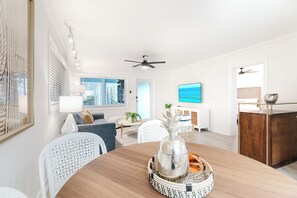 Dining - Boca Intercoastal Stay • Walk to Beach• Pool & Gym (Boca Raton)