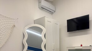 Makuuhuoneessa on sänky, vaatekaappi, televisio ja ilmastointilaite.