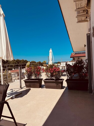 PALMI SUL MARE. A POCHI PASSI DA UNA SPLENDIDA SPIAGGIA LIBERA. RELAX E SILENZIO