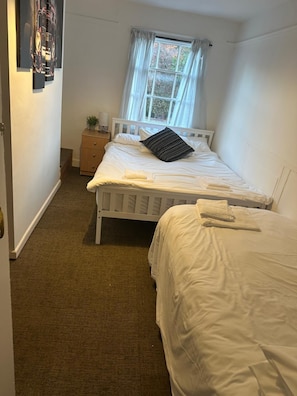 Tallelokero huoneessa, silitysrauta/-lauta, ilmainen Wi-Fi