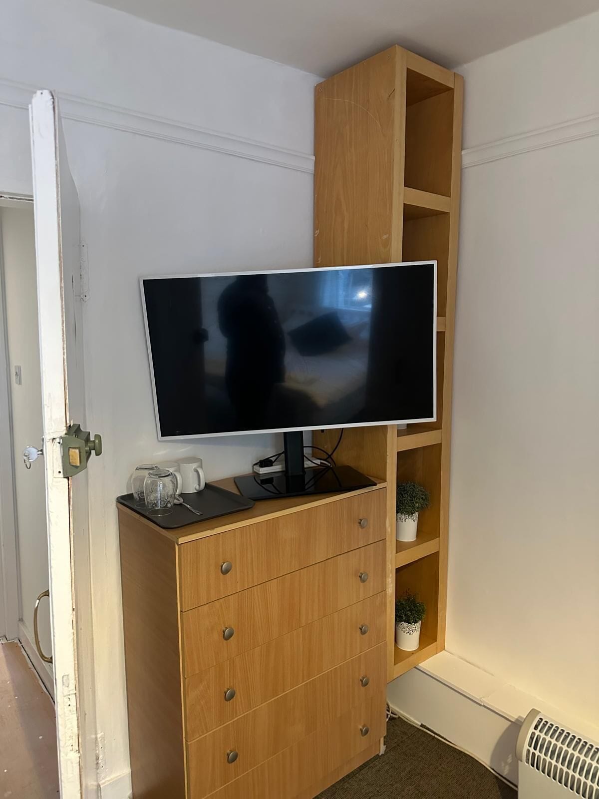Caja de seguridad en la habitación y tabla de planchar con plancha 