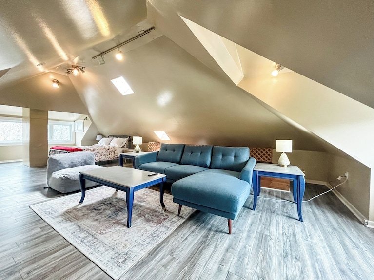 Charming Downtown St. Johns Loft | 3br, 2ba + Parking - 聖約翰