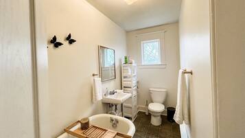 Regadera, secadora de cabello, toallas, jabón