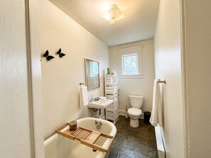 Dusj, hårføner, håndklær og såpe