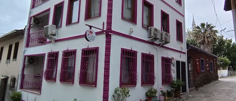 Vista frontal de la propiedad