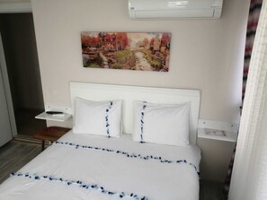 Escritorio, espacio para trabajar con laptop y wifi gratis 