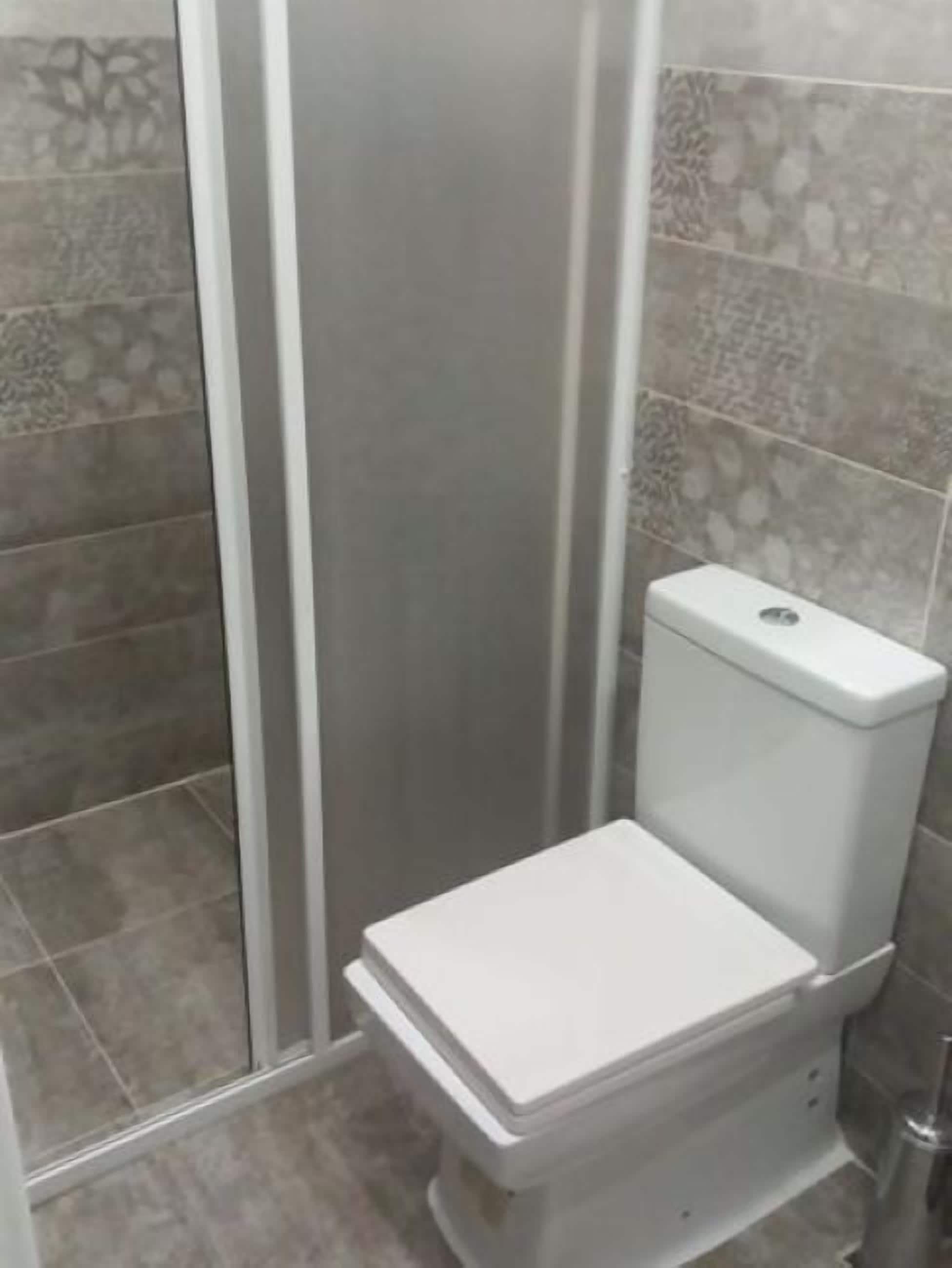 Habitación doble clásica, 1 habitación, para no fumadores, baño en la habitación | Baño | Regadera, secadora de cabello, toallas, jabón 