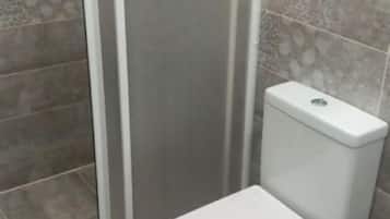 Habitación doble clásica, 1 habitación, para no fumadores, baño en la habitación | Baño | Regadera, secadora de cabello, toallas, jabón