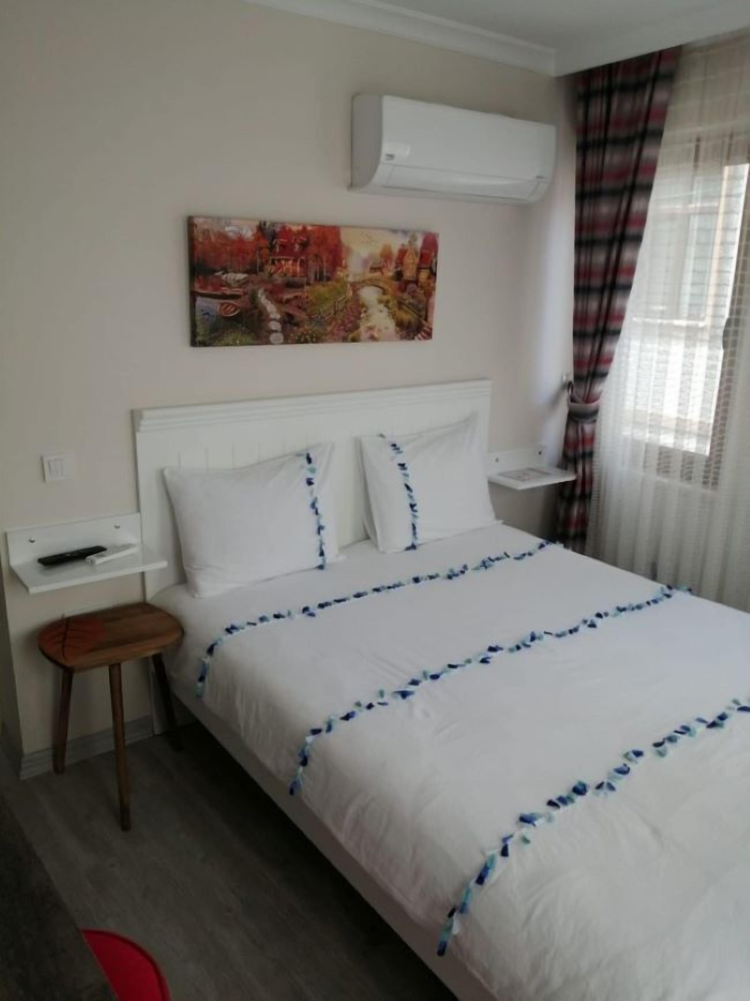 Escritorio, espacio para trabajar con laptop y wifi gratis 