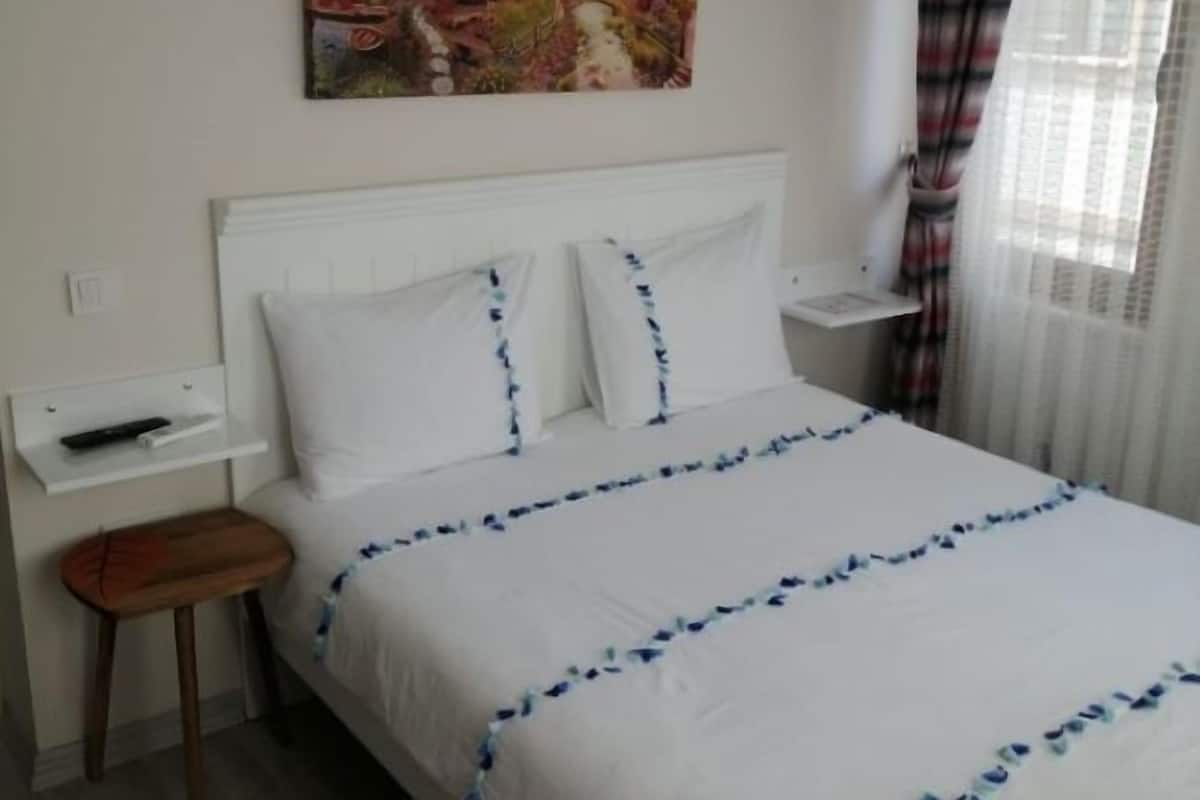 Escritorio, espacio para trabajar con laptop y wifi gratis