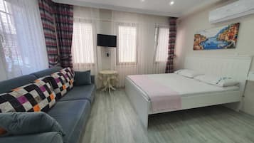 Escritorio, espacio para trabajar con laptop y wifi gratis